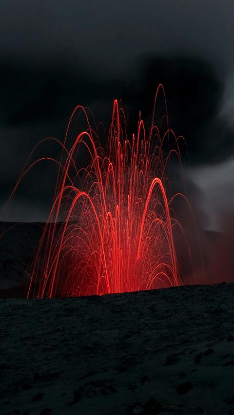 Mount Yasur, einer der aktivsten Vulkane der Welt befindet sich auf der Insel Tana in Vanuatu. Auf dem Bild ist eine der täglich 500 Eruptionen zu sehen.